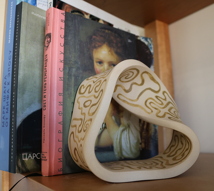 Держатель для книг "Лента Мёбиуса"